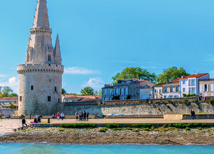 Cruise through the aquitaine region from bordeaux to royan, along the gironde estuary and the garonne and dordogne rivers